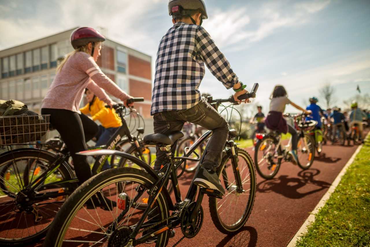 Schülerinnen und Schüler auf Fahrrädern